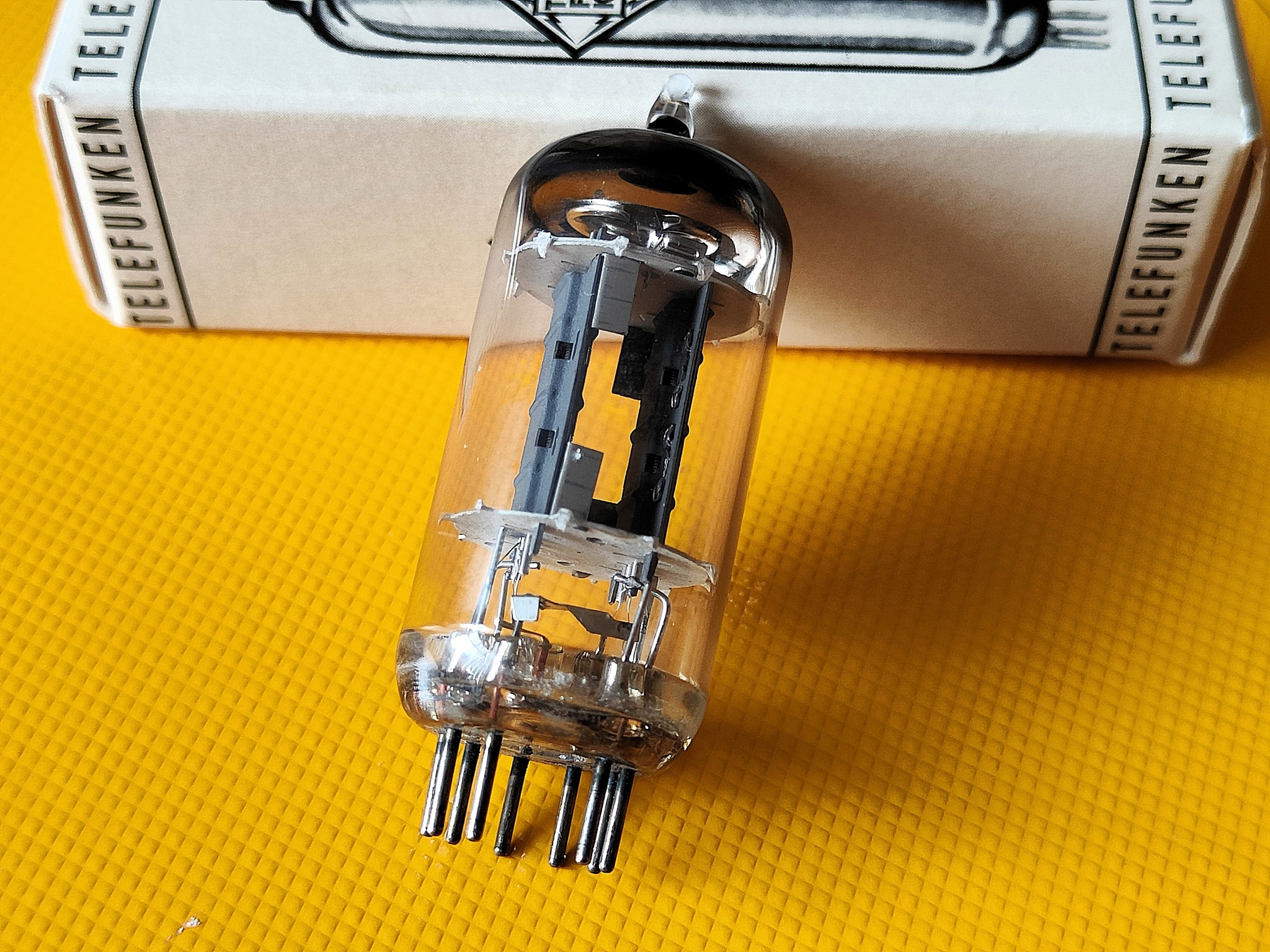 Telefunken 6211, two different construction