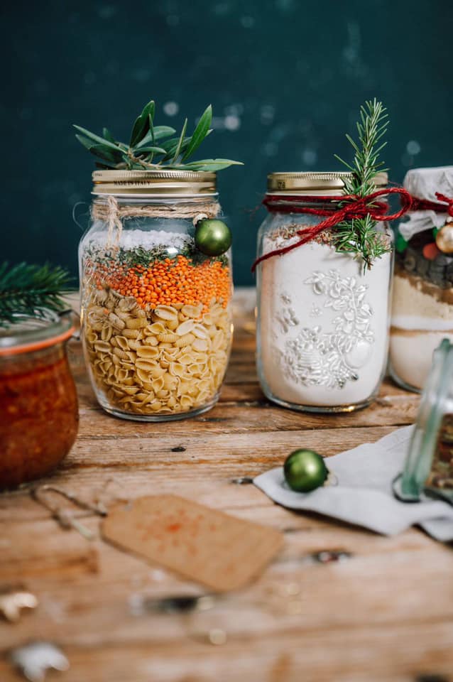 Geschenke im Glas 😍 Herzhaft oder süß? Ich sag, wir schenken: Santa Cookies, Focaccia-Backmischung und einen One Pot Pasta Mix 😍 Dazu noch einen Gewürzemix, Weihnachtszucker und eine Tomatensauce. 🥳
