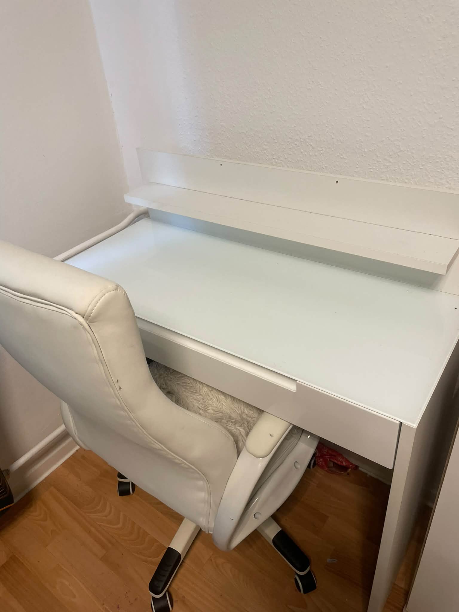 Verkaufe: 1x Sideboard-> 20 € 1x Schminktisch inkl. Stuhl -> 45€ 1x Kinderbett inkl. Matratze (Bezug kann man abziehen zum Waschen ) -> 40 € Nur Selbstabholung