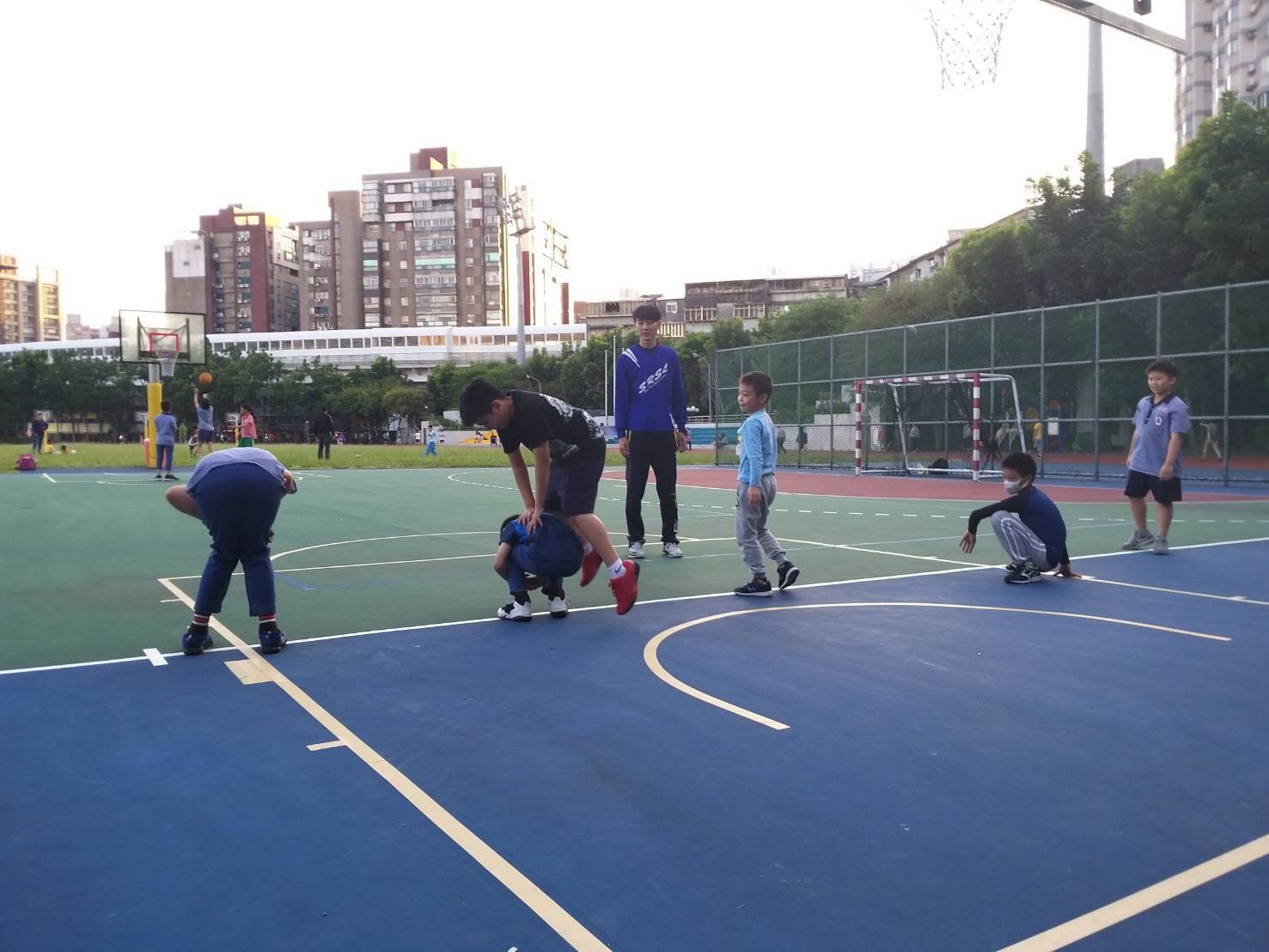 跳馬背跟背人的動作已經被時代淘汰了！😂😂😂... - 星雨運動聯盟 Star Rain Sport League | Facebook
