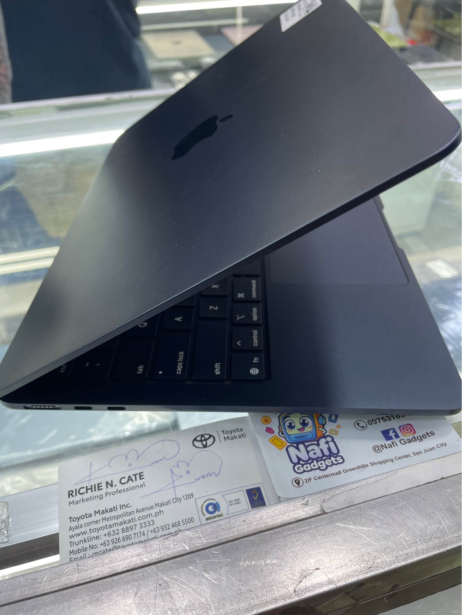 MacBook Air M4 13-inch 2026 16gb memory 256gb storage 22cycle