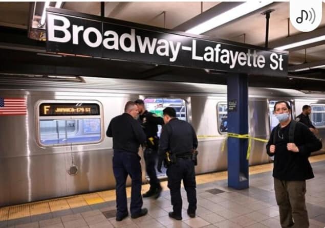 A man is dead after collapsing to the ground on a Manhattan subway