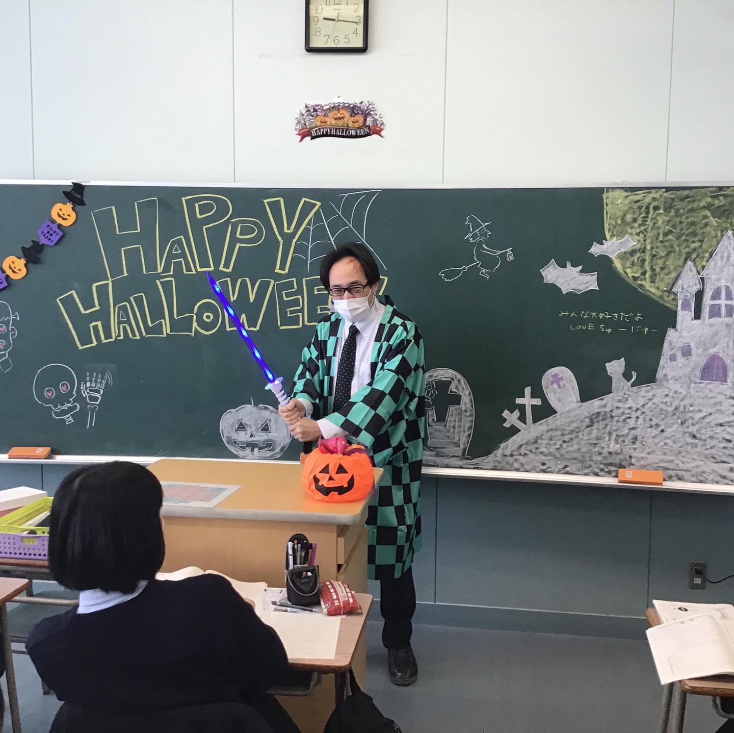 札幌創成高校 写真部 炭治郎キター しかも音の出る日輪刀 勉強しない人は切られそう笑 勉強にも行事にもイベントにも 常に全力のステキな学校です 札幌創成 創成 写真部 高校 私立 札幌 北海道 ハロウィン 黒板 炭治郎 ハロウィンコスプレ 鬼