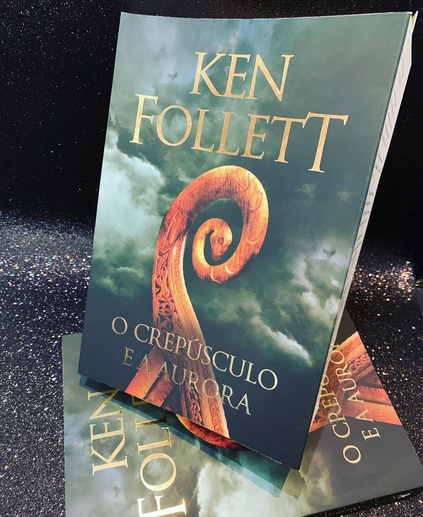 Livros e Livro - O crepúsculo e a aurora nos leva em uma...