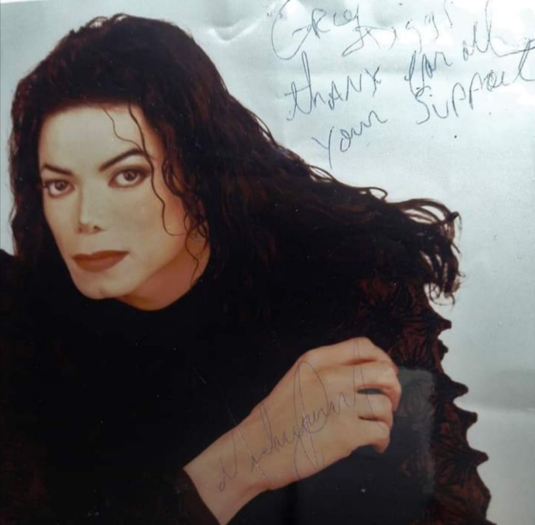 Is Michael Jackson's signature on this photo authentic?