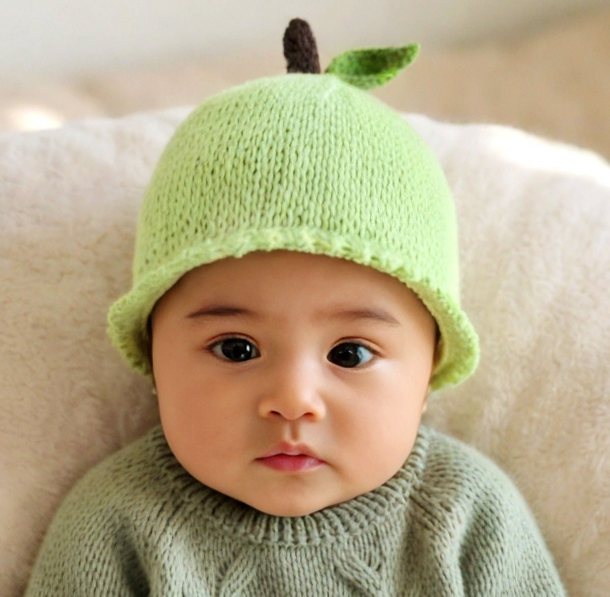 Mastering Row 7 of this beautiful knitting pattern! Watch closely as ...