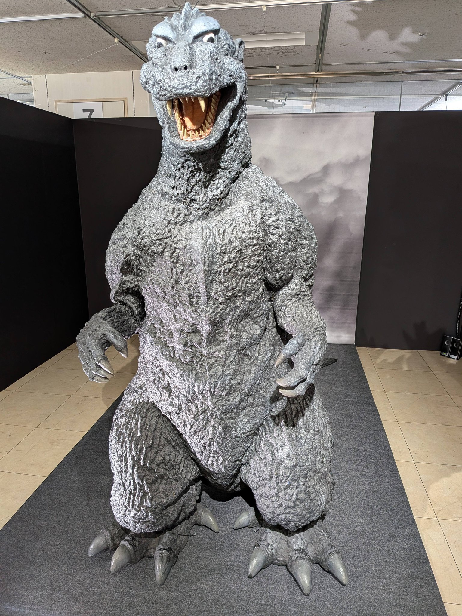 高層ビル街を歩くとついゴジラの大きさを妄想するのだけど、今ひとつ 