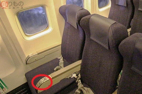 飛行機にも灰皿がありましたね。