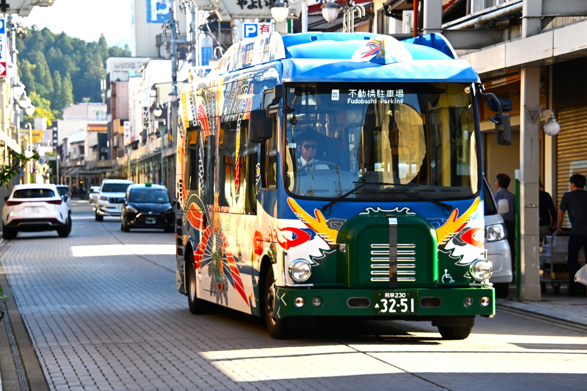 京急バス羽田 貸切の7058が廃車になりました😮 ちょうど銘板とか剥がし
