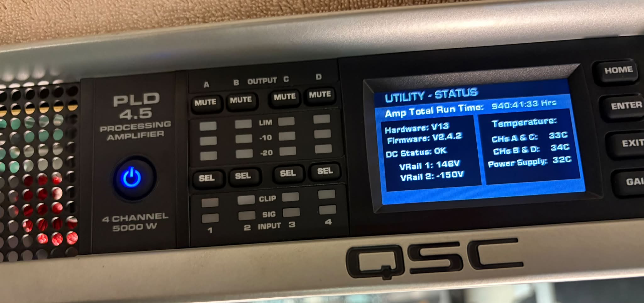 Why does my QSC PLD4.5 amplifier shut down after a minute?