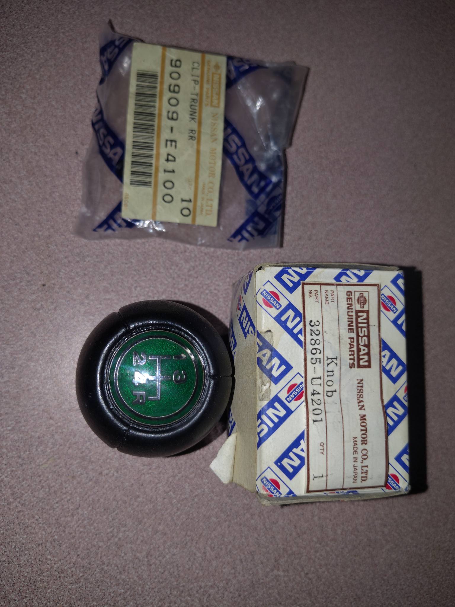 専用1 What is this rare NOS Datsun shift knob?
