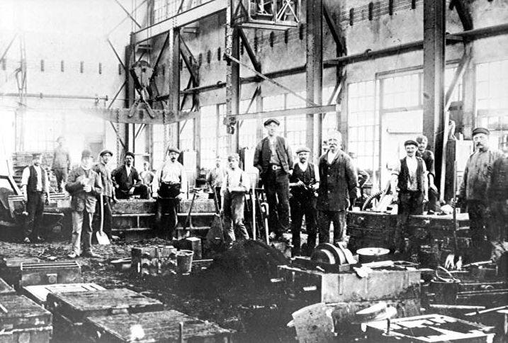 FLS - Picture taken in 1915, showing FLSmidth workers at the foundry in ...