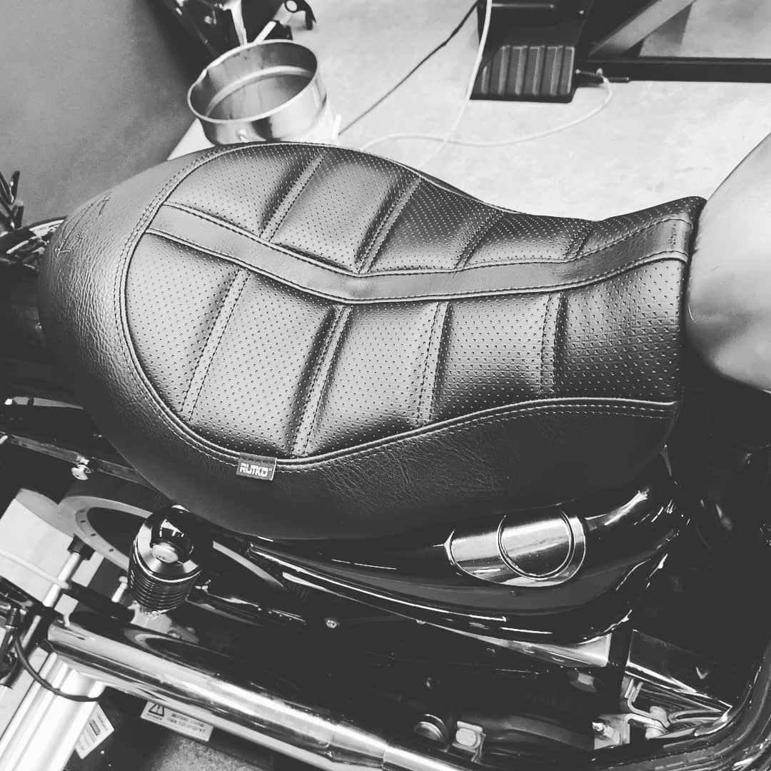 Sellerie Rutko - Selle mono harley sportster...