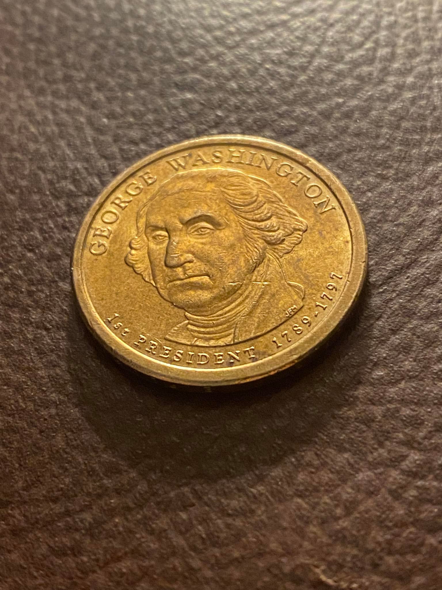 ガンジー　インド歴代首相　額縁付 Can you help me identify this coin? It has writing around the edge