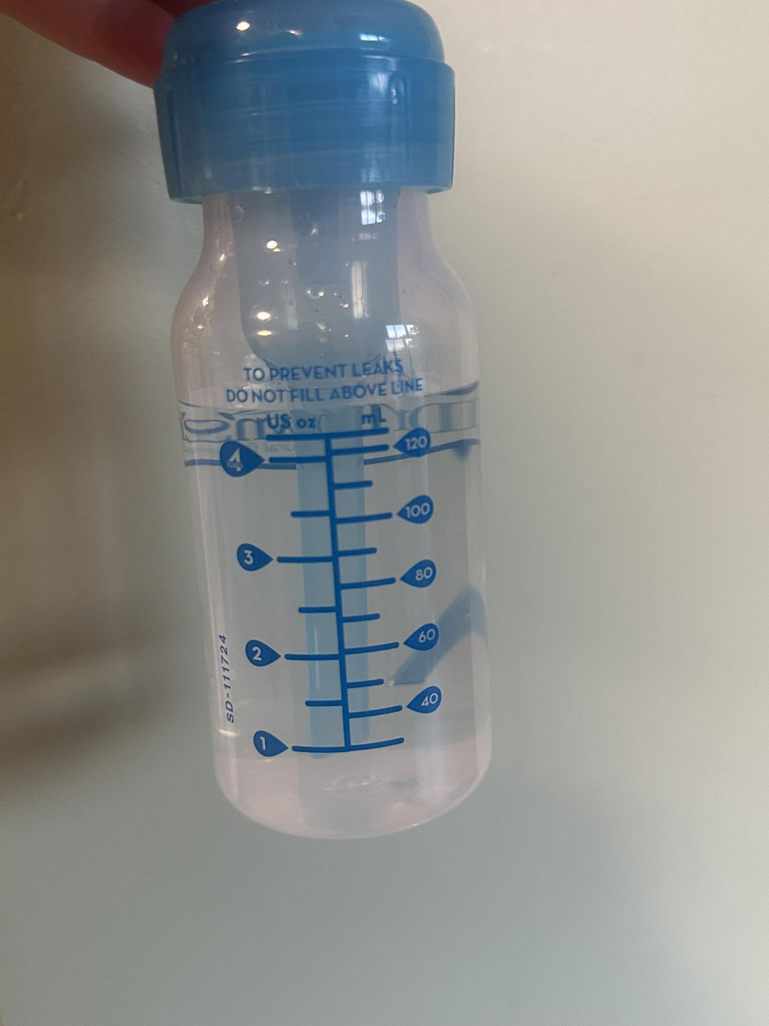 Does filling a water bottle to the maximum cause leaking when slanted?