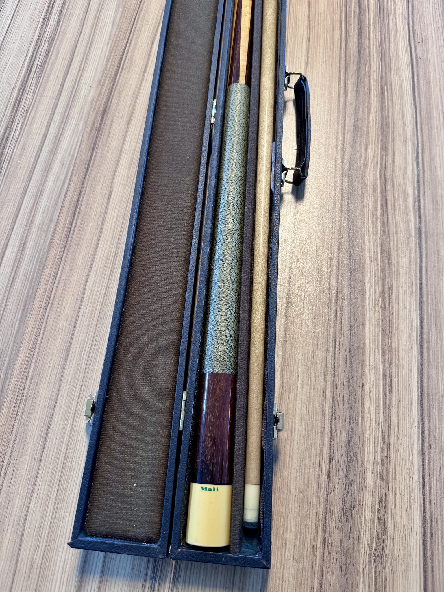 未使用 Mali cue 本ハギ4剣・バーズアイメープル made in USA What is the model of this Mali cue with green logo and birdseye