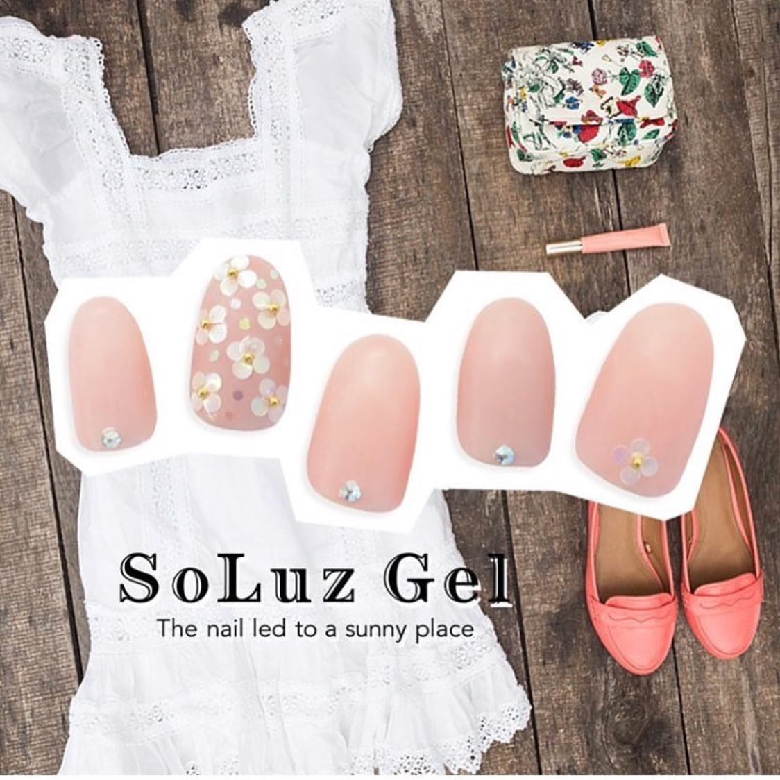 セルフジェルネイルキット Soluz Gel ソルースジェル ロゼッタを使用 ホログラムでお花を 大小のホログラムを使って真ん中にはブリオンをのせて ストーンはソルースジェルネイルキットに付属のオーロラストーンを使用 Soluzgel ジェルネイル