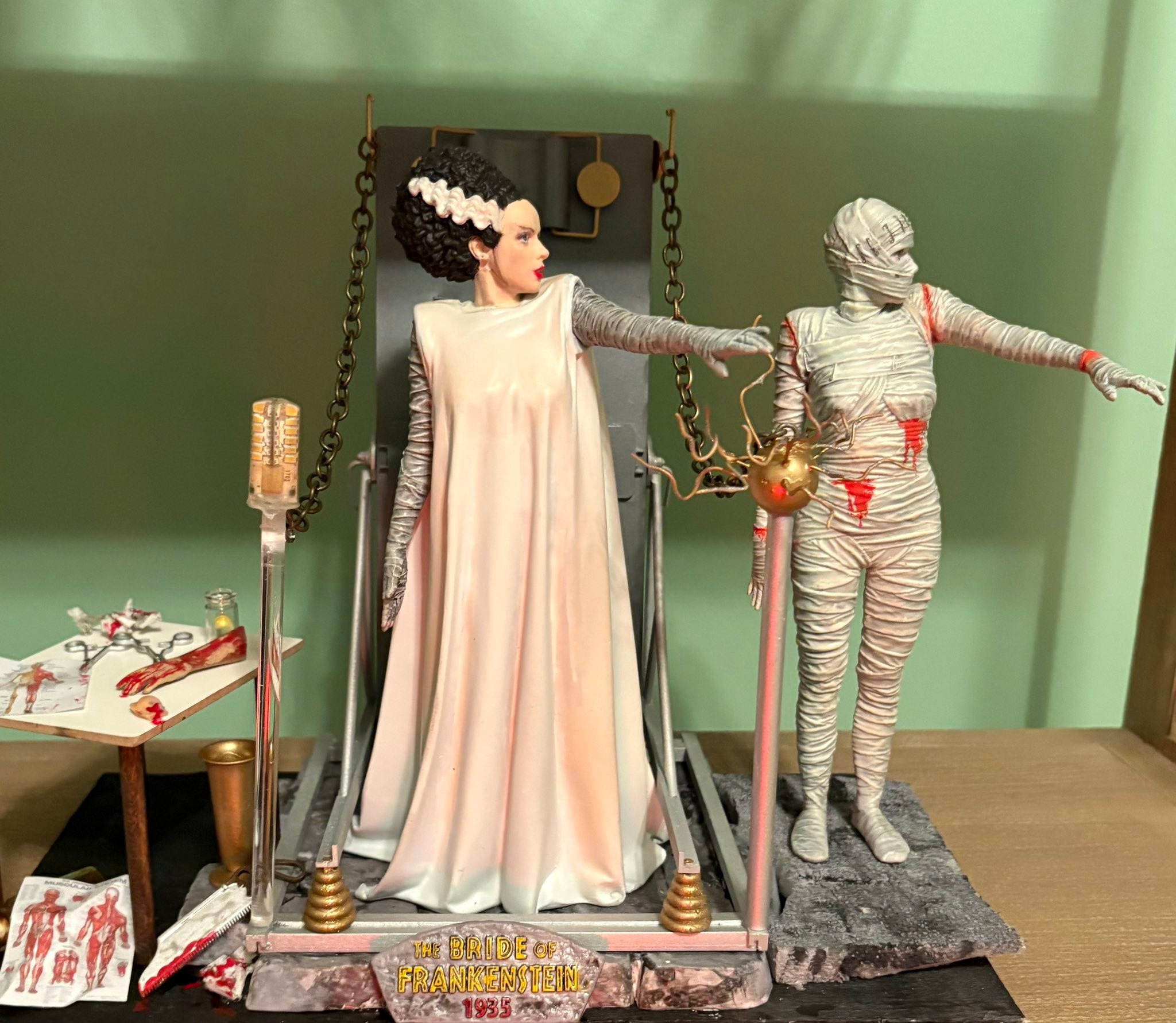 ガレージキット　ヴァンピレラ　スタチュー　modelgirl hobby（UK） Both girls together finally and a video . X Plus kits are the best.
