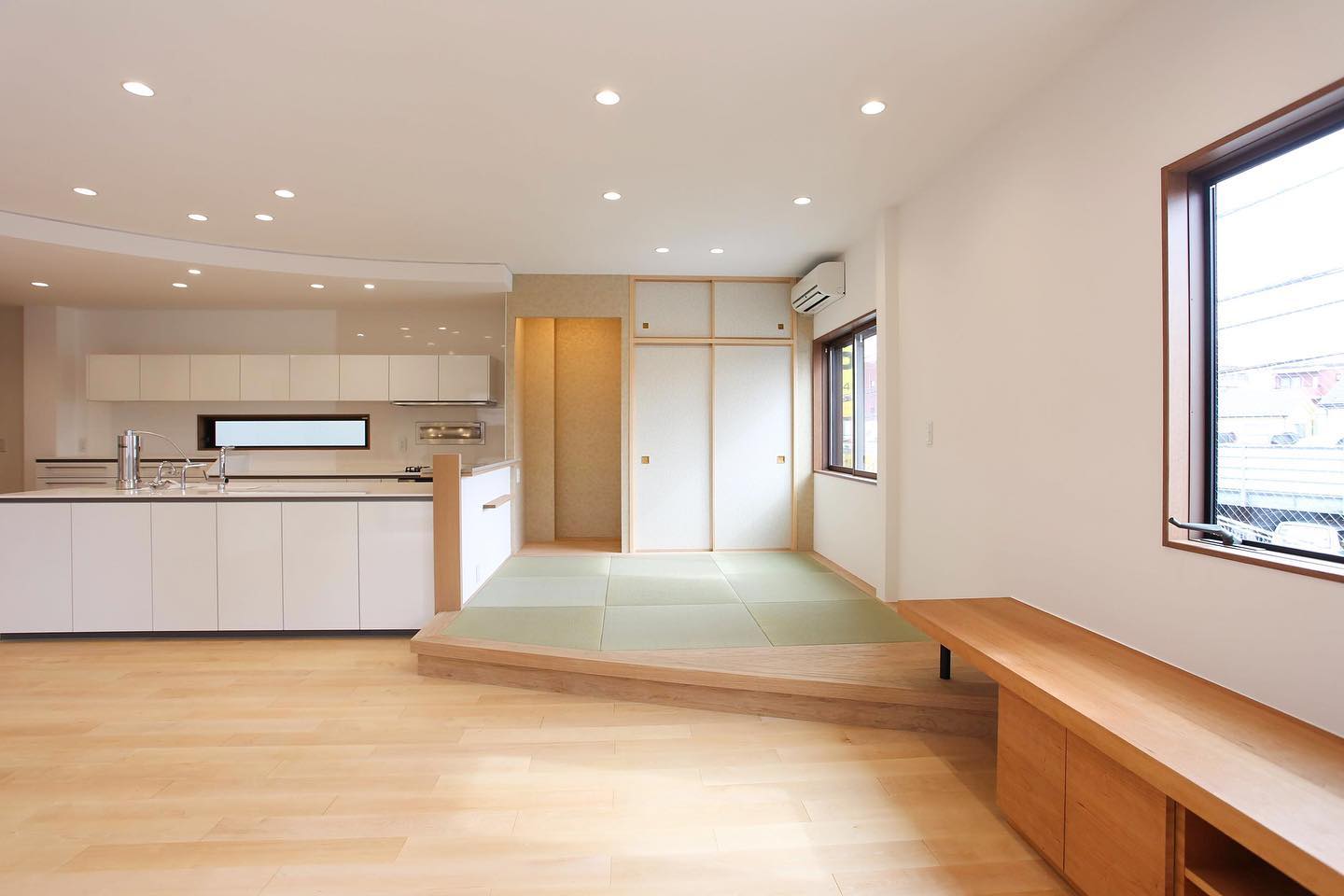二世帯住宅の広々LDKにつくられた小上がりスペース。﻿... - ms Design エムズデザイン