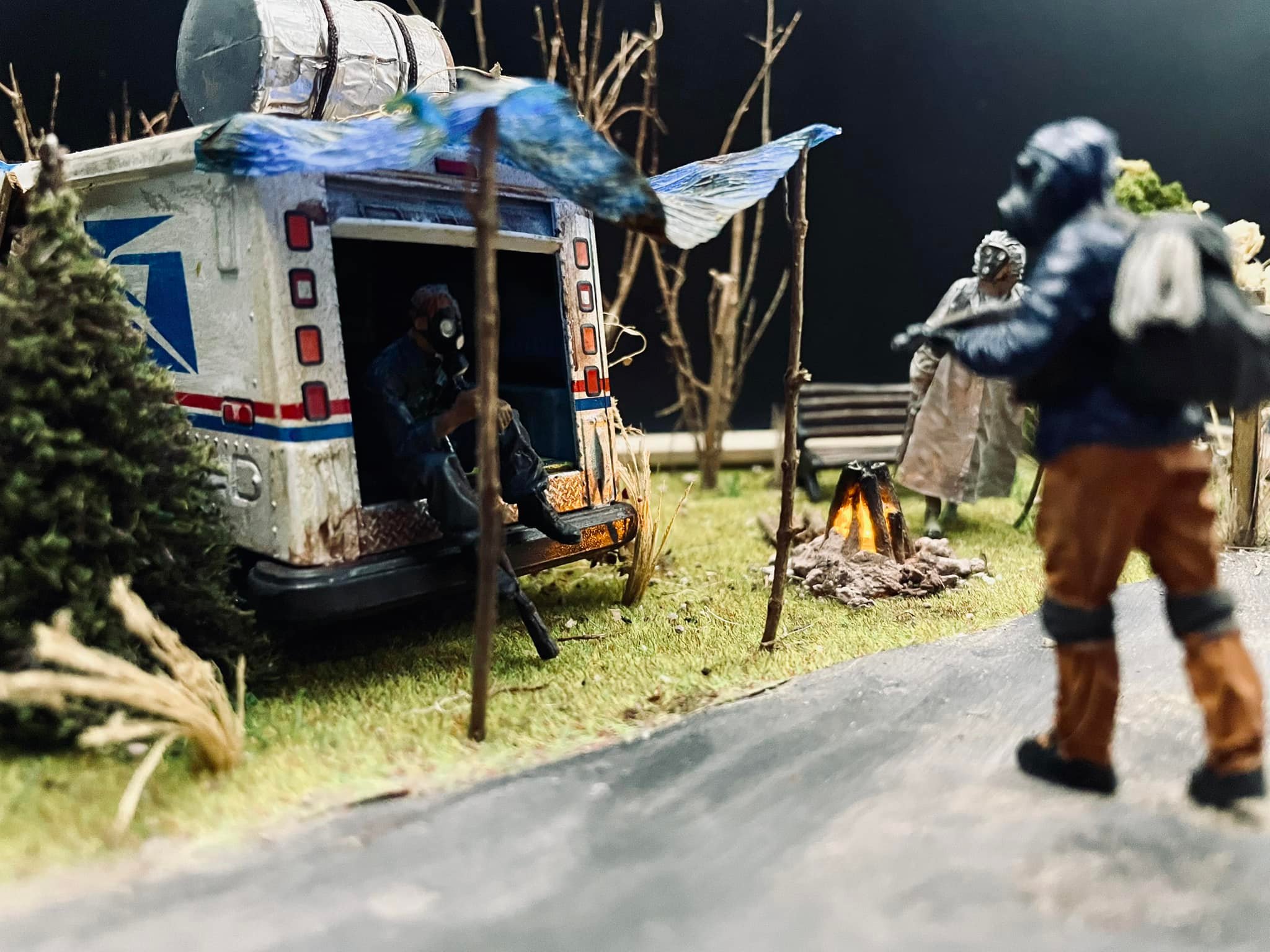 ジオラマ1/35 完成品 Life Miniatures WAAF Hand-painted 1/35 post apocalyptic figures with 1/36 diecast USPS van
