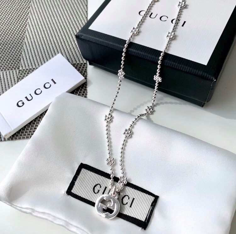 Chloe 代购 圣诞节首选 Gucci新款雪花项链以双g互扣式的吊坠配饰采用雪花的设计风 Facebook