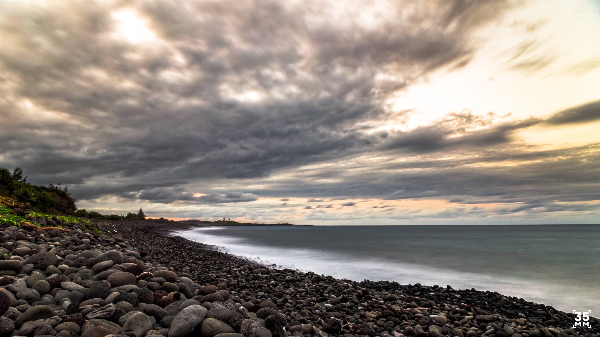 35mm-la-plage-de-galet-de-sainte-anne-sous-les-nuages