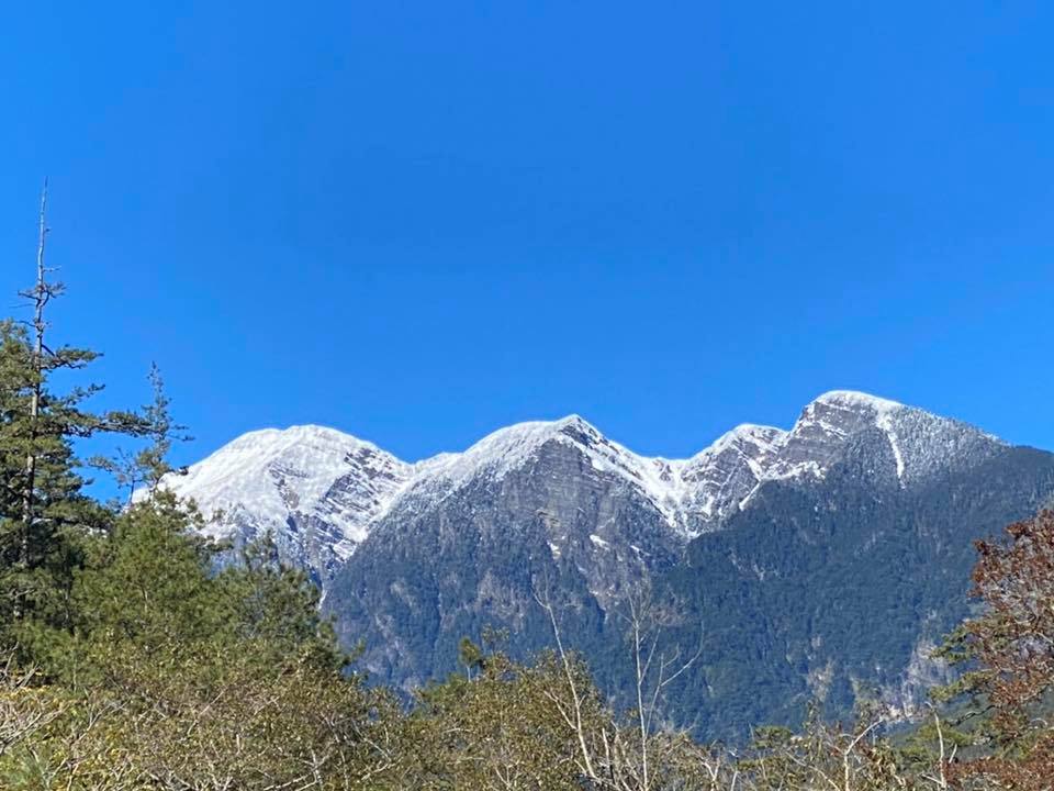結束濕冷的天氣換成乾冷的天氣 雪山山頭白了 來張照片欣賞一下吧 武陵農場wuling Farm Facebook
