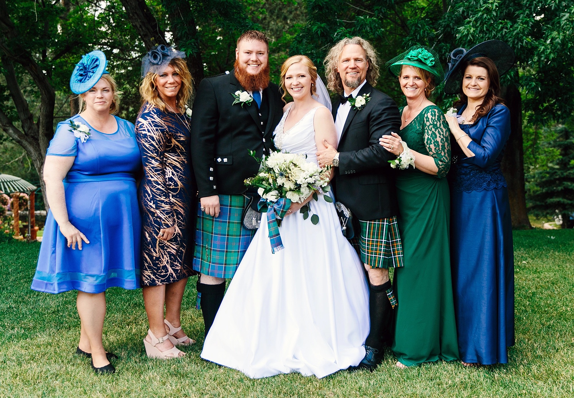 I saw this picture from Aspyn's wedding and the first thought was: Why is Robyn wearing a long gown like the mother of the bride (the color is beautiful but this was