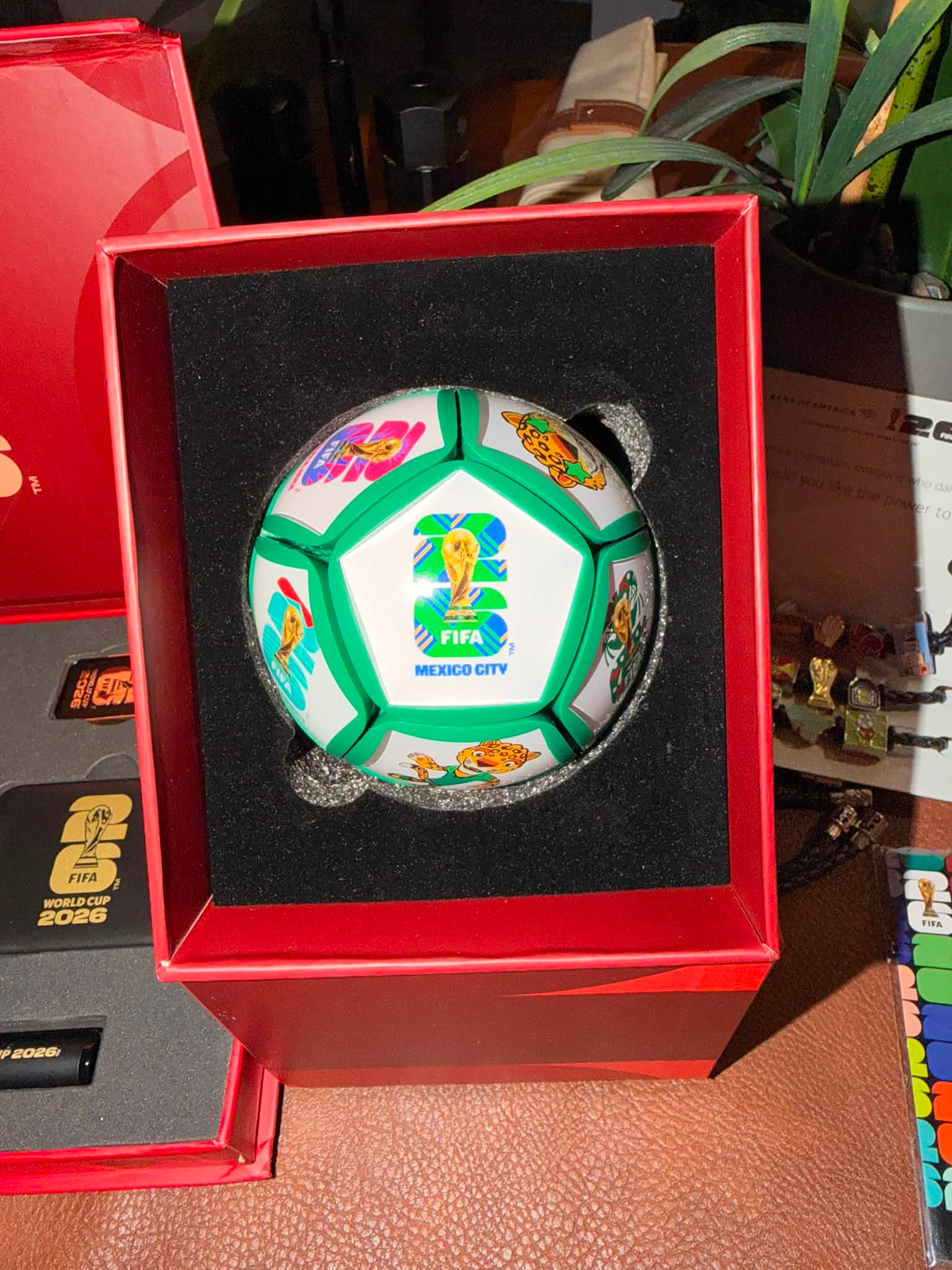 FIFA World Cup 2026 ホスピタリティ席オフィシャル記念品 Exclusive FIFA World Cup 2026 hospitality gift set in a red