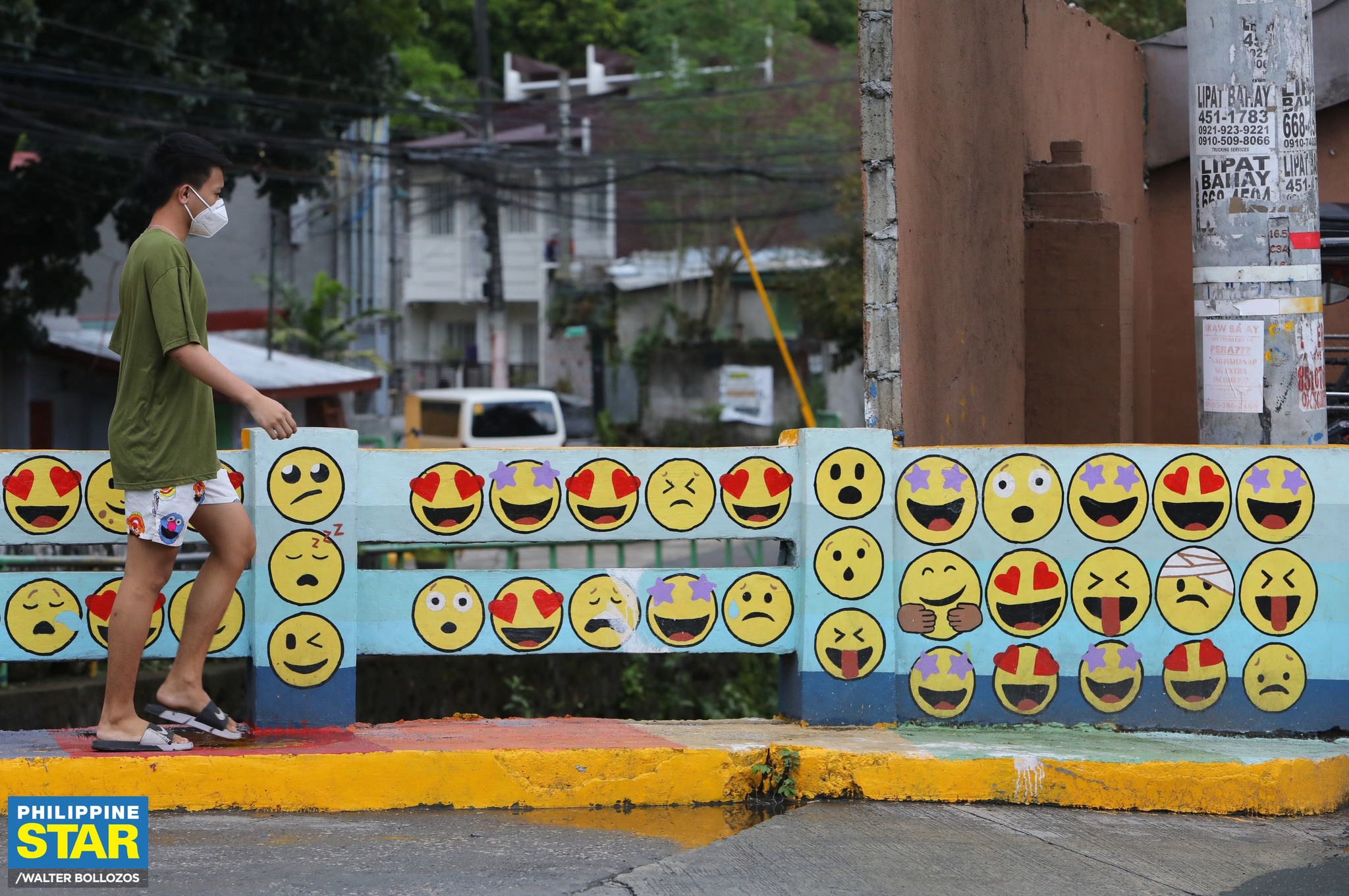 Philippine Star - EMOJI BRIDGE IN ANTIPOLO 😍🌉 Pedestrians passed by a ...