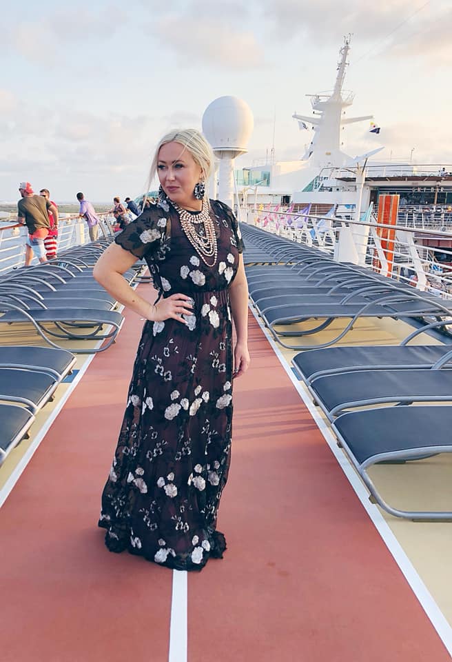 Y'all this was the fastest outfit change EVER! I had 30 minutes to go from beach girl to fancy elegant 💁🏼‍♀️ I have only had the chance to wear my Deanne II