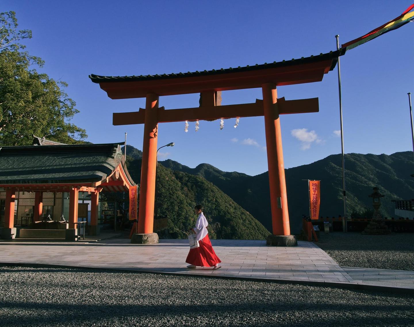 JI - 大家知道日本古老的「神道教」嗎？ ⛩ 神道又稱為「神之道」，意涵相信「神」此種力量存在於自然萬物裡，可以是動物，也可以是一顆石頭🌿 ...