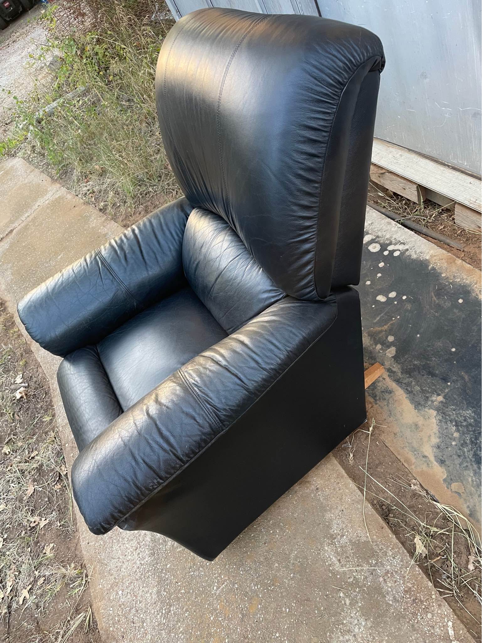 La-Z-Boy Calvin Matte Black Leather Recliner/Rocker with Casual Oak ...
