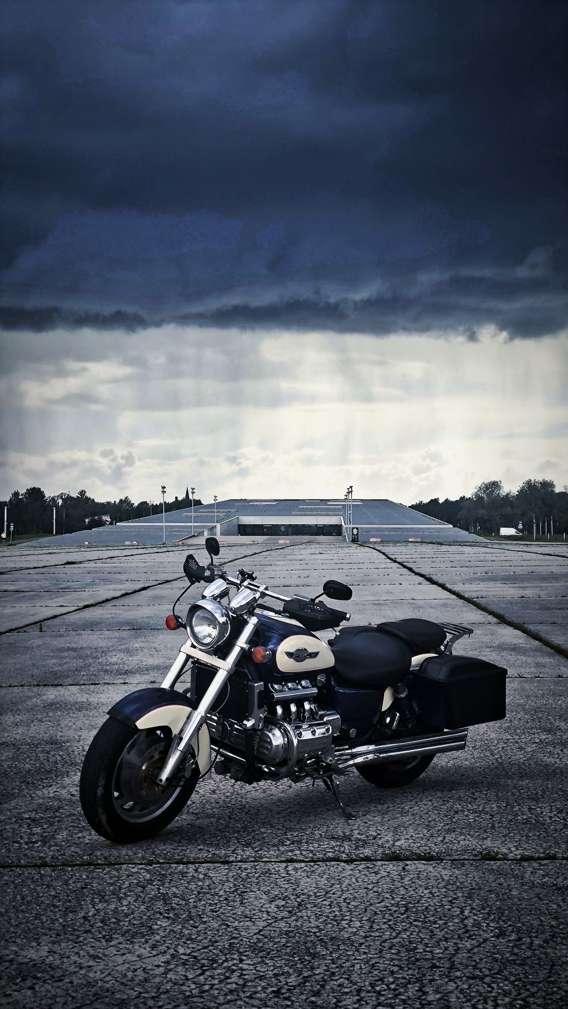 What causes 883 Sportster to stall in rain?