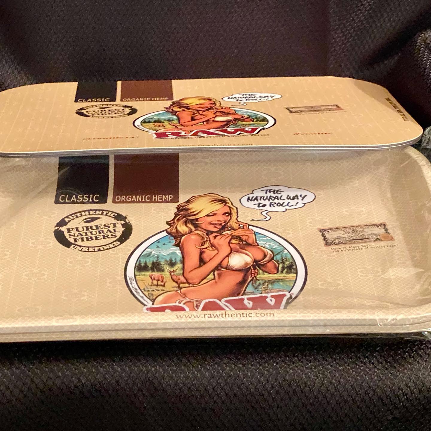 Beelo Graffik - ‼️‼️Rolling Trays with Magnetic Lid‼️‼️...