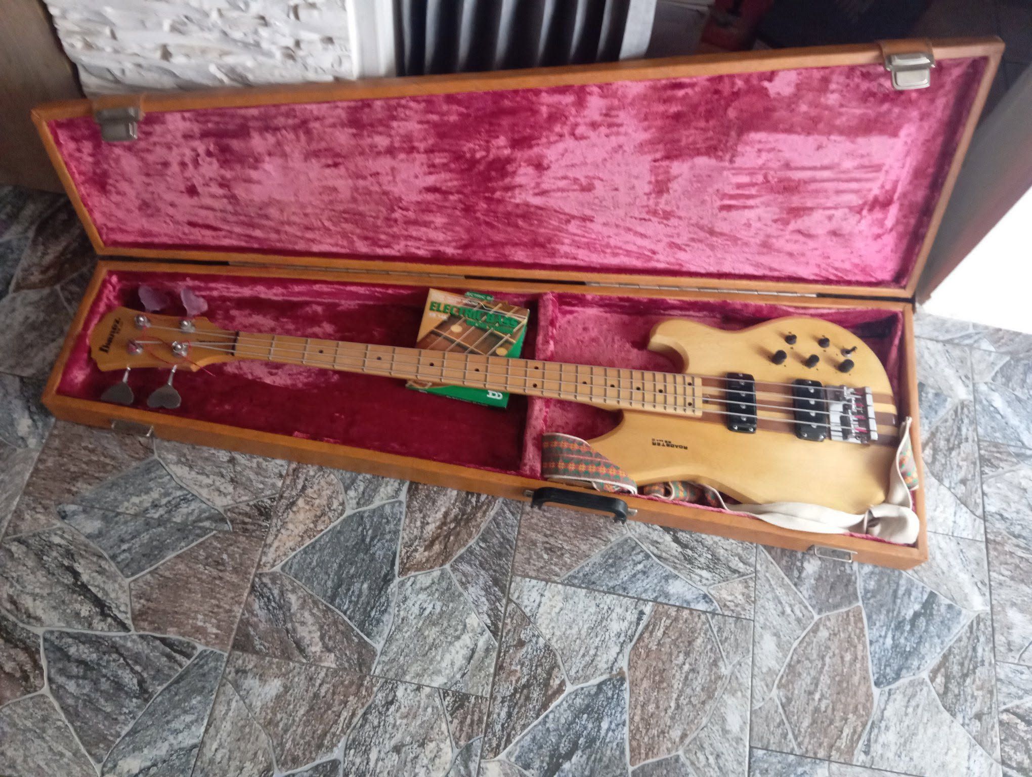 Ibanez Roadstar RB830 bass guitar review and specs