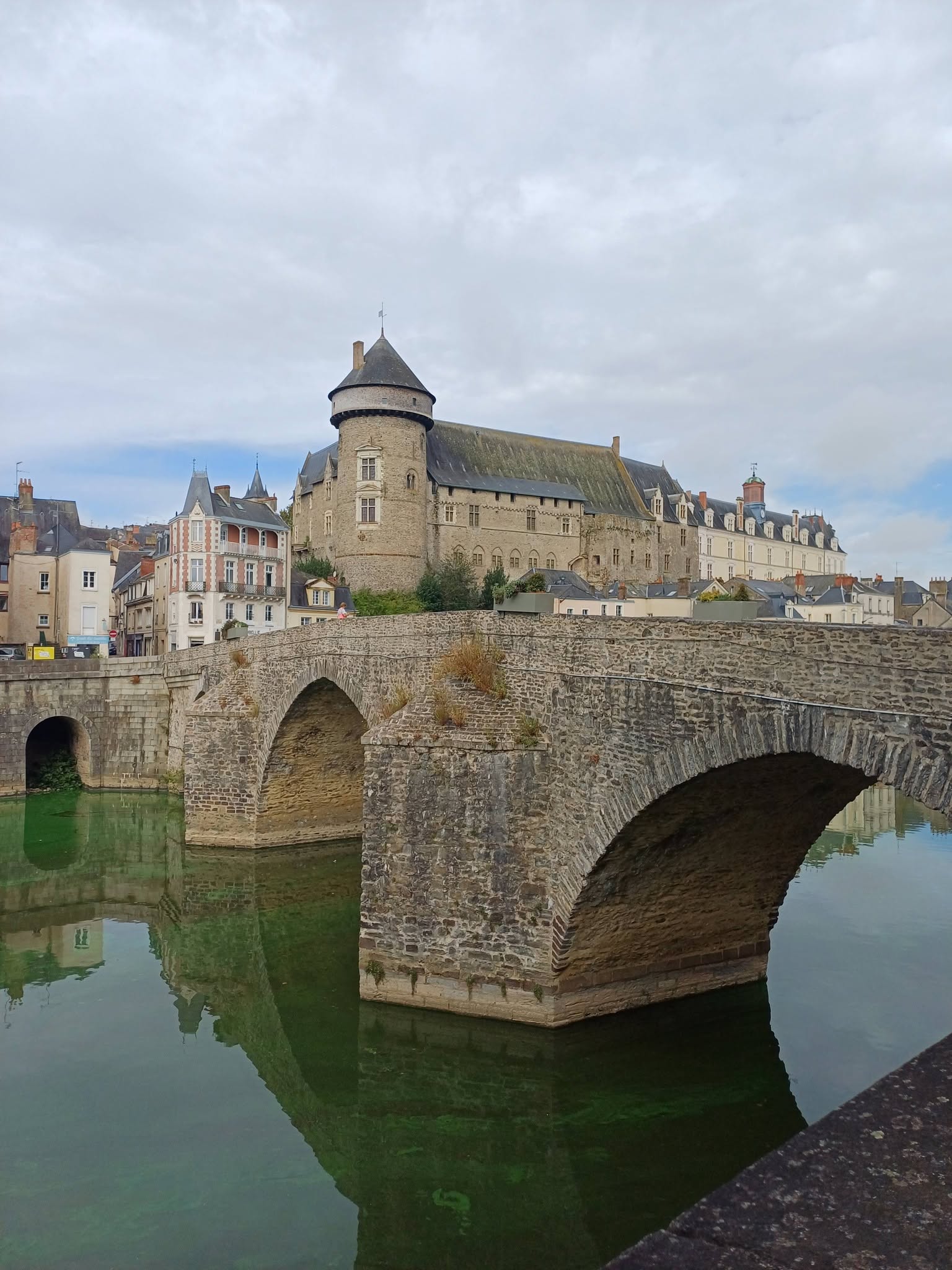 アルベール・ルブール、「LES LAVEUSES A PONT-DU-CHATE Château de Laval and Pont Vieux bridge in Laval, France