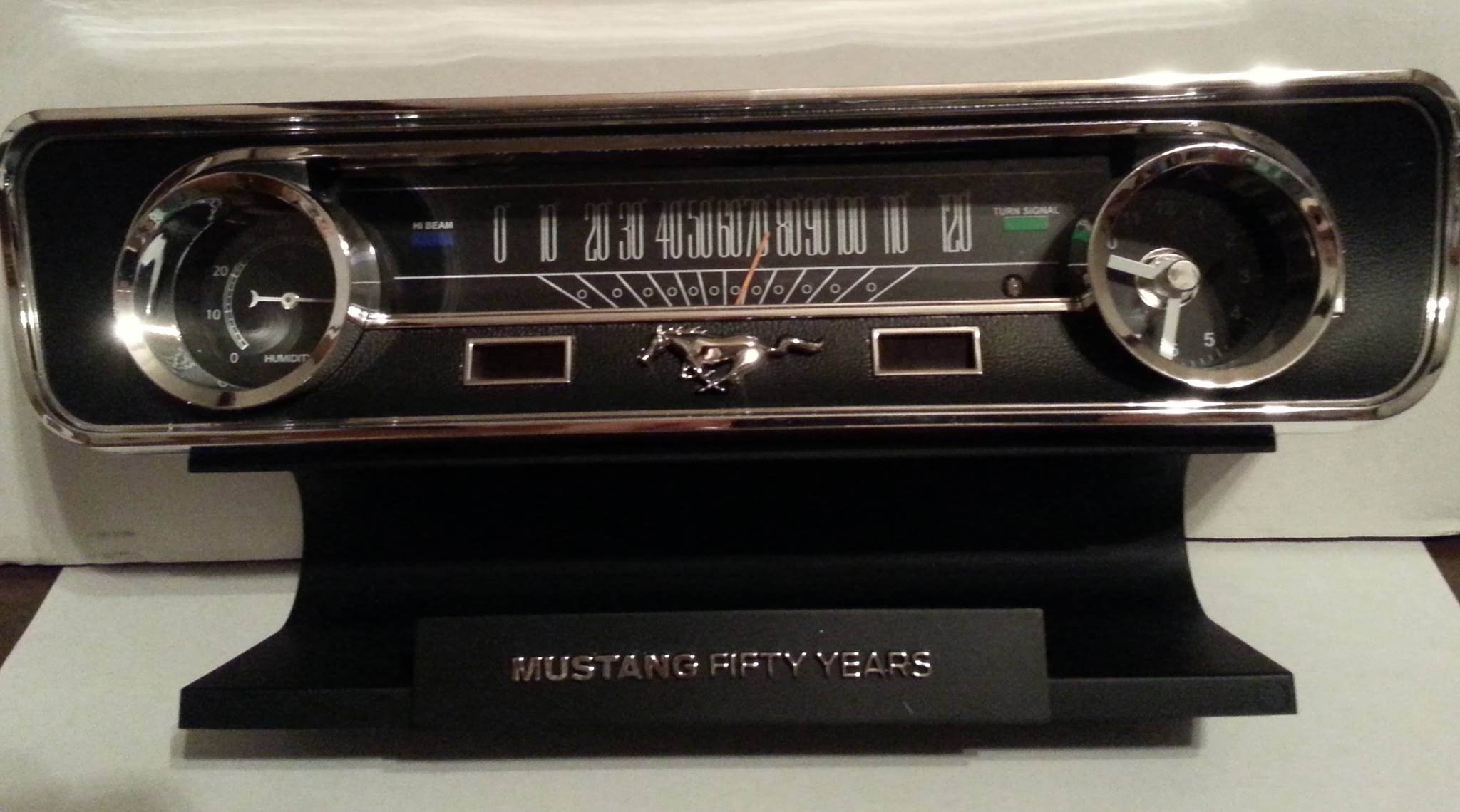 Mustang garage cuckoo clock with moving 64 1/2 display picture 1