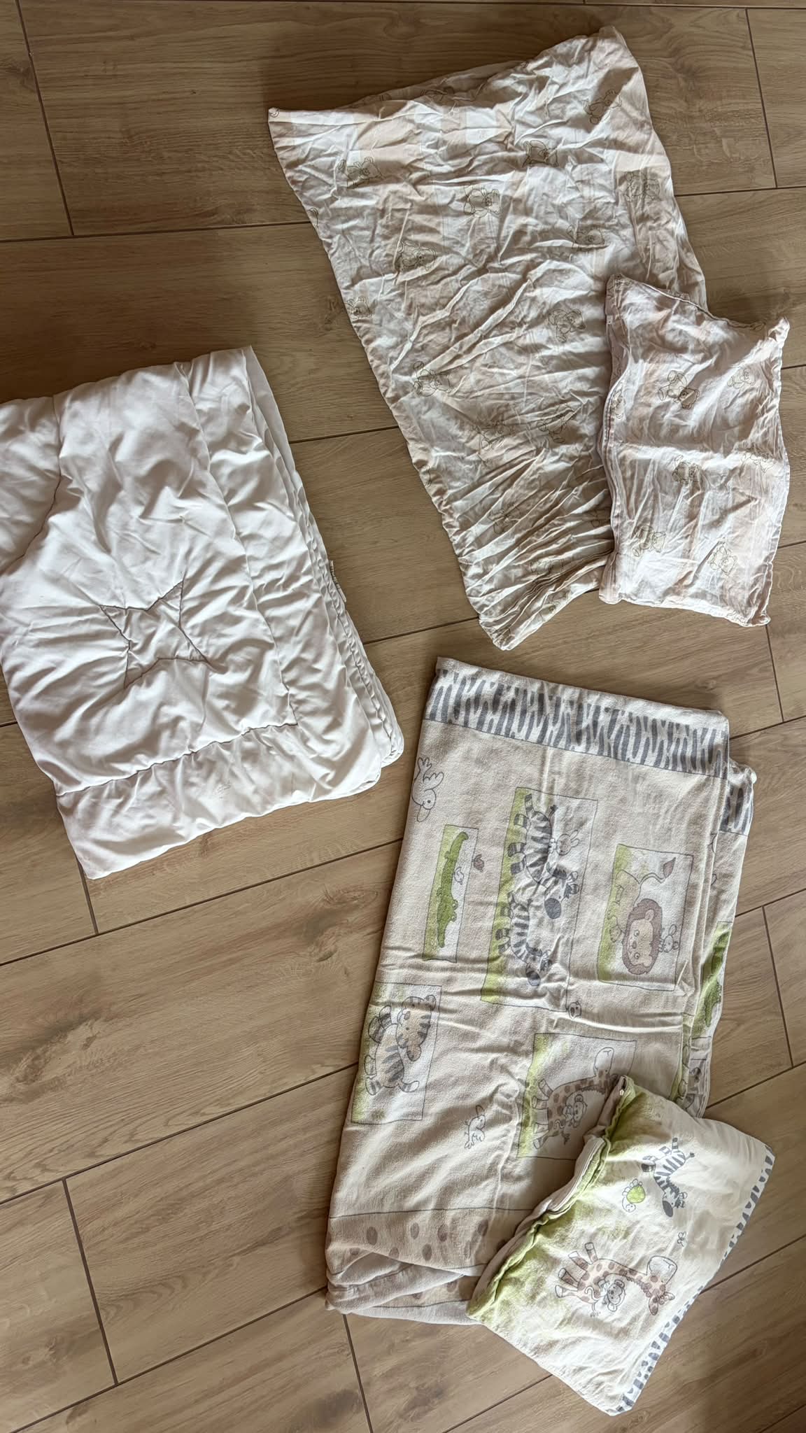 Verschenke ein Bettwäsche Set für Kleinkinder. Innenleben dabei plus einmal winterbezüge (total kuschelig) und einmal sommerbezüge. Nur der Versand müsste bitte übernommen werden