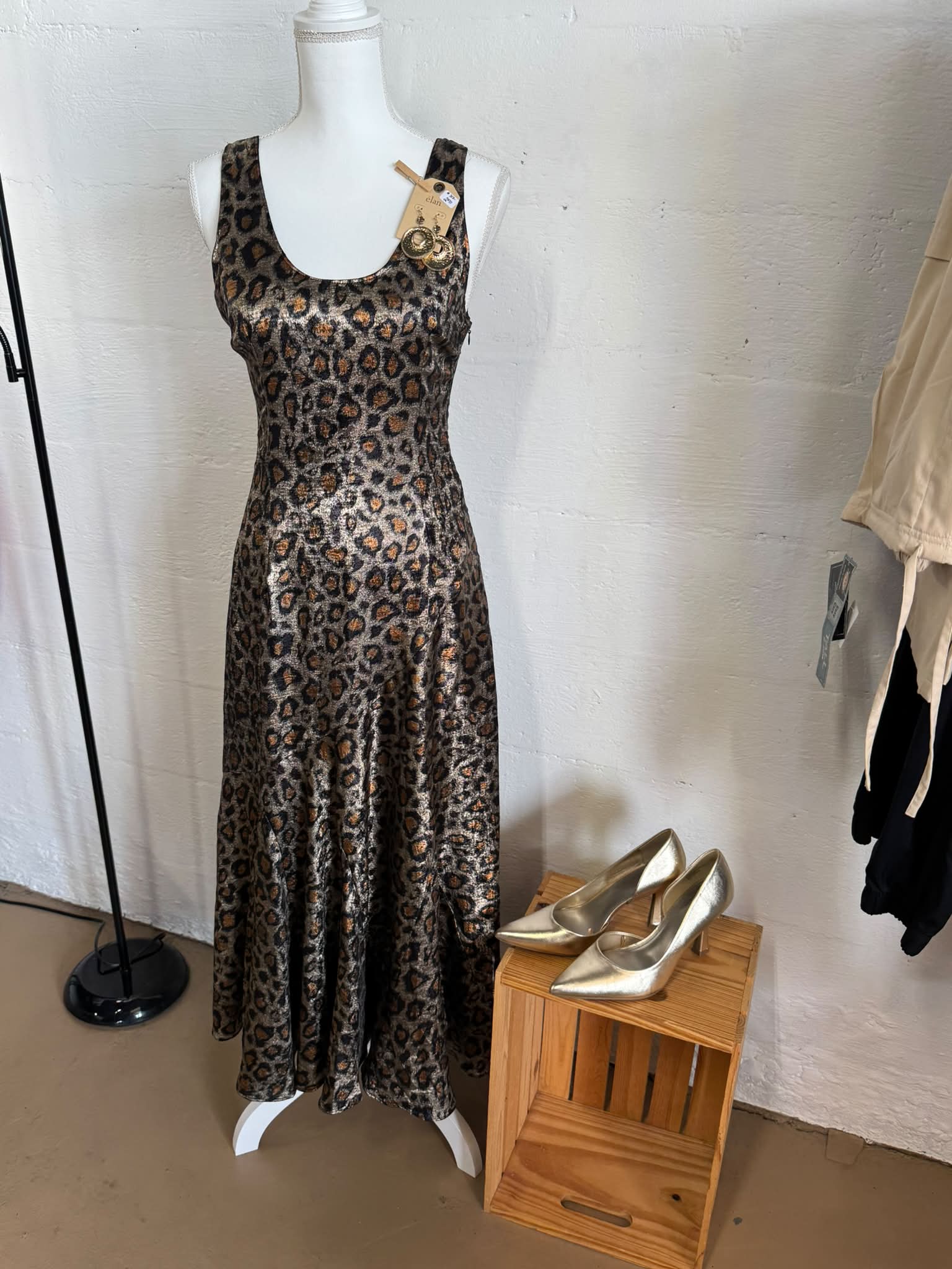 black dress with rose gold heels Look at this Sassy Dress🔥 Endless brand-size zip-new tag Size Small-$55 Worthington brand Size 10-$5 Island
