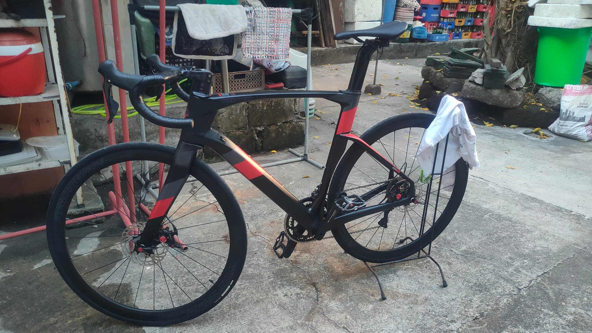 Twitter Cyclone Pro Disc road bike with Shimano 105 groupset