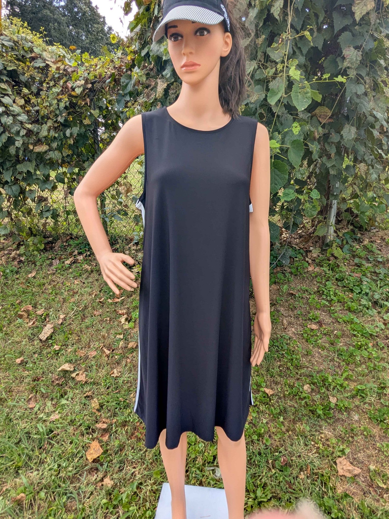 annalee and hope black dress Simple, sporty ridiculously easy to wear! This + sleeveless has a relaxed swing silhouette with contrasting white side stripes for a fun athletic-inspired touch. 🌿 Size XL Color:Black/Turquoise SHEIN Red Sequin Tassel Assymetrical