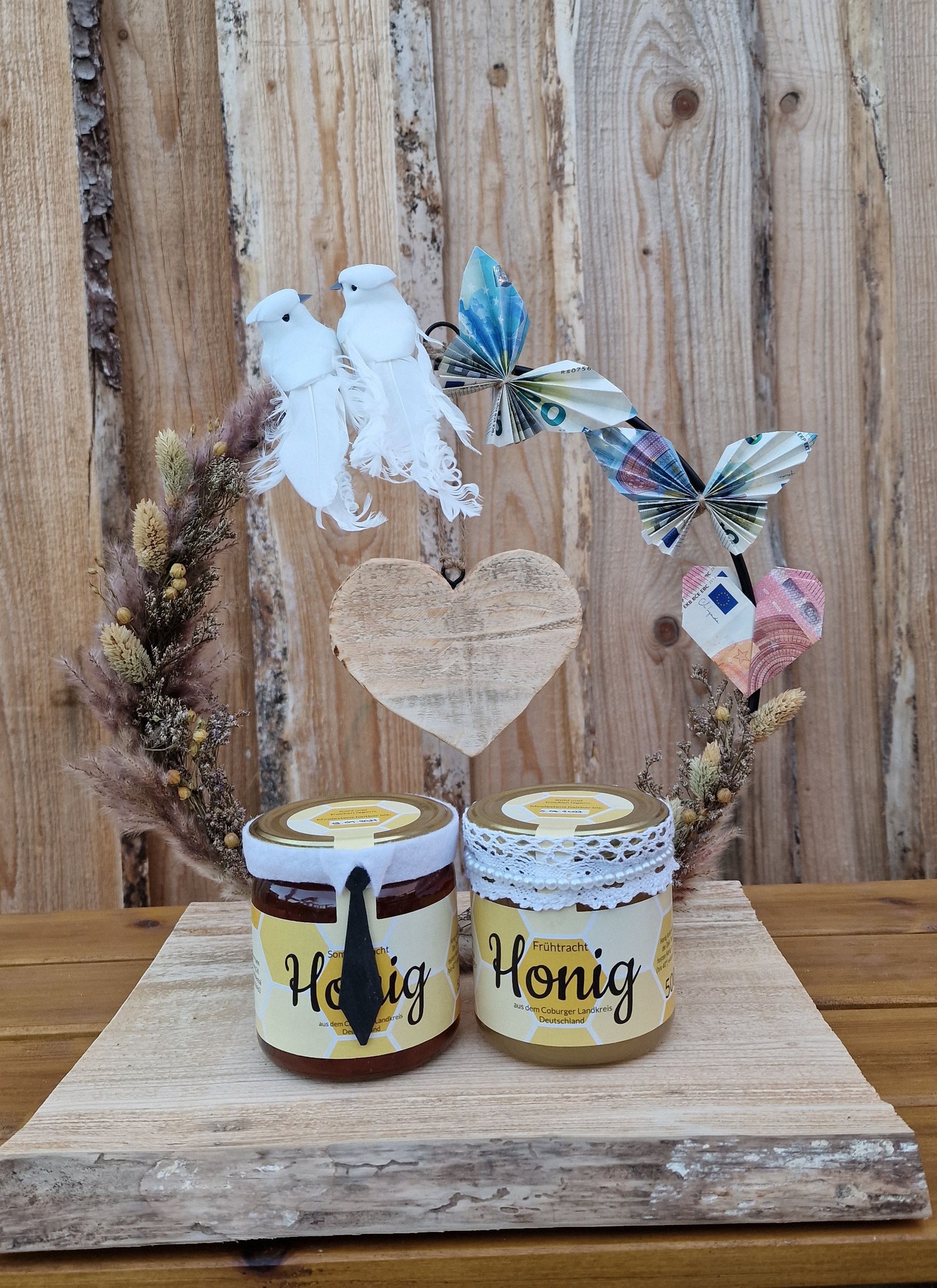 Inspiration für ein Hochzeitsgeschenk. 💍👰‍♀️🤵 Ring, Trockenblumen und Vögel sind aus dem Tedi. Das Holz fürs Herz und Brett lag noch rum 🪚 Der Honig wurde mit Bastelresten aus Filz, Moosgummi, Spitze