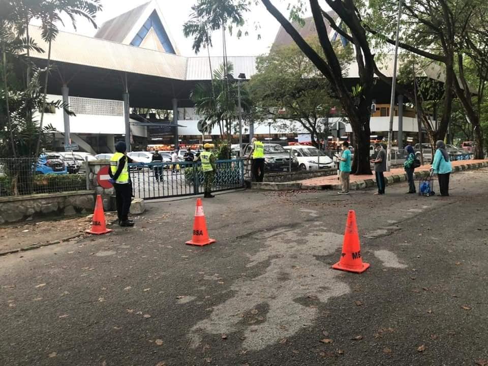 Melody 行动管制seksyen 6 Shah Alam 的巴刹同一时间只允许50名民众进入 Facebook