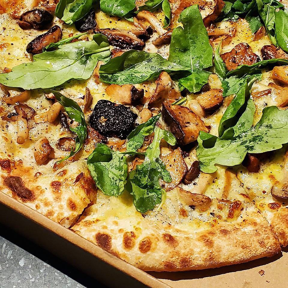 小編一直覺得可以單手吃的 #pizza... - 台北大直英迪格酒店 Hotel Indigo Taipei North | Facebook