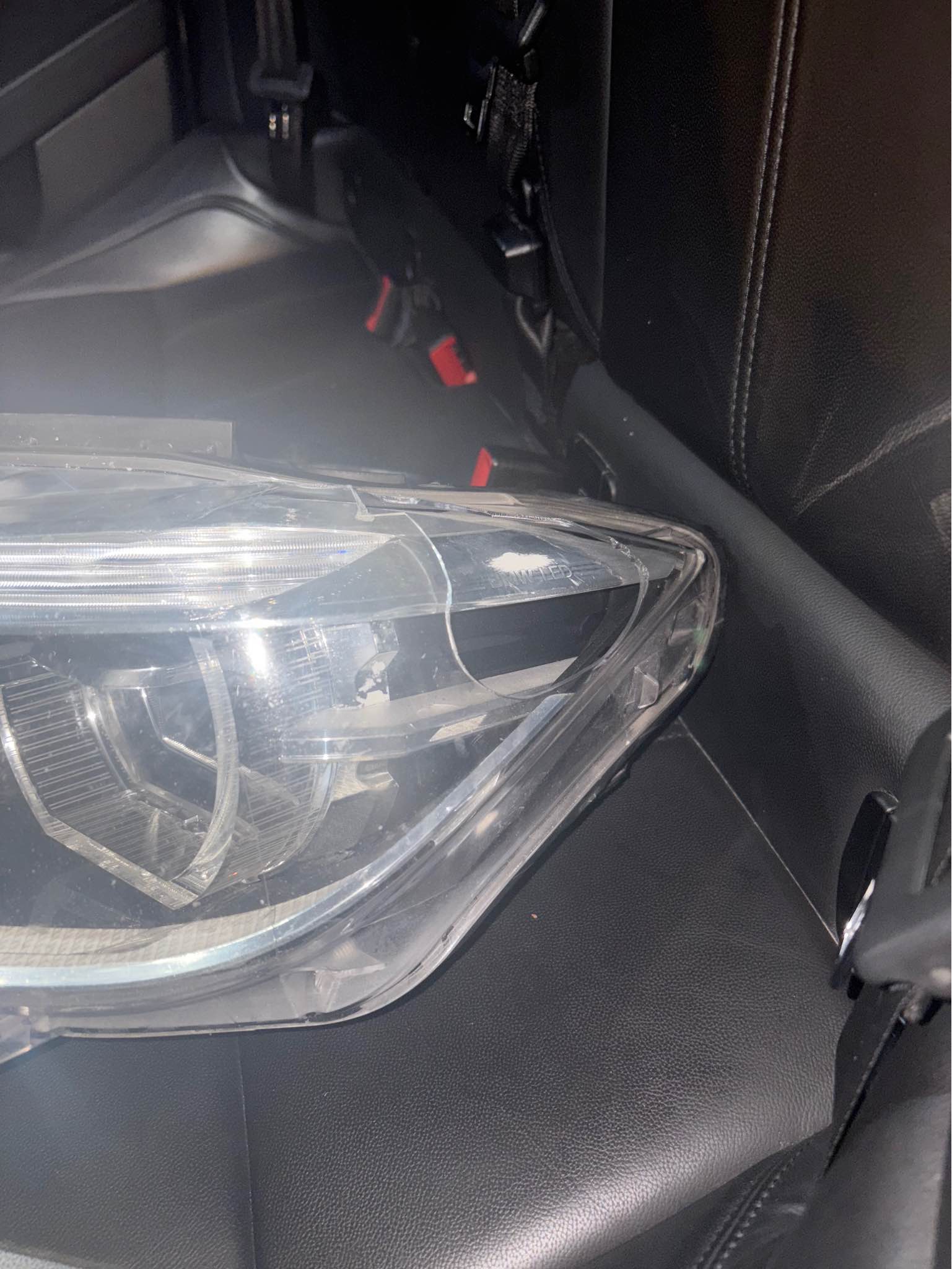 Te koop aangeboden: linker koplamp van een BMW F30 uit 2016. De