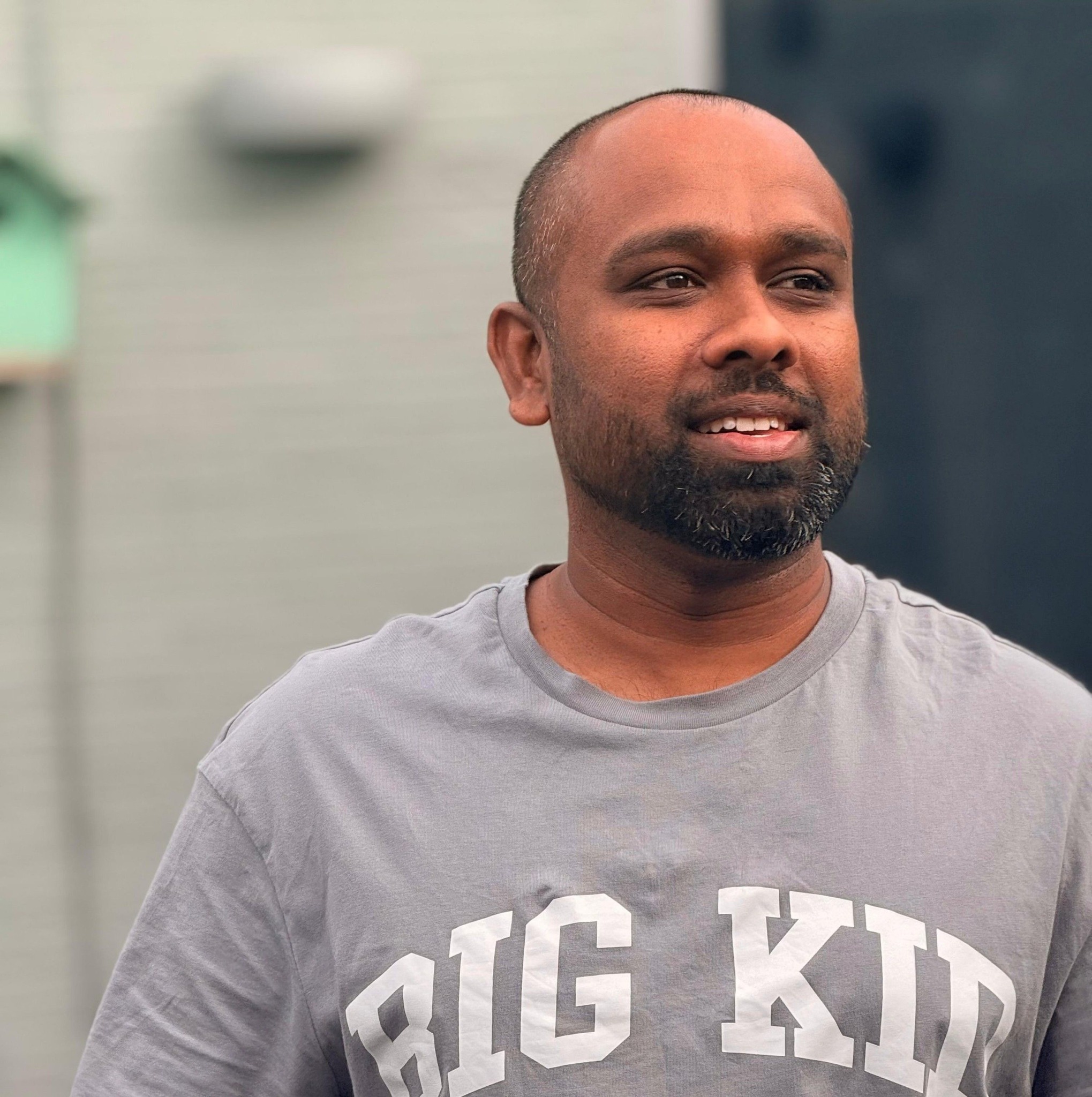 සුලඟිල්ලෙ එල්ලිලා සිඟිති පා ඔසවන්න..... - Sarada Samarasinghe | Facebook