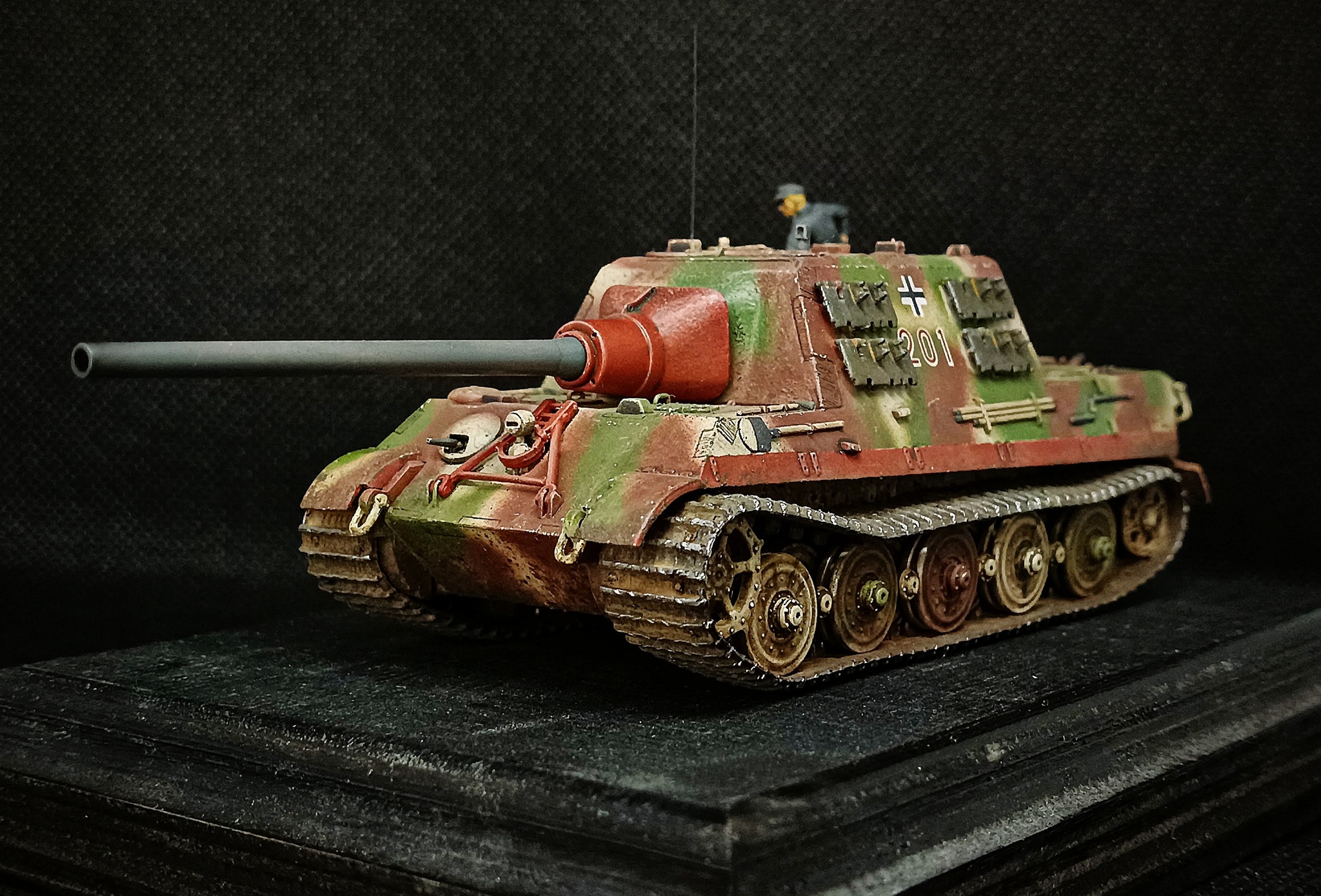 Sd.Kfz.186 JagdTiger in 1/72 scale by Trumpeter. Construction