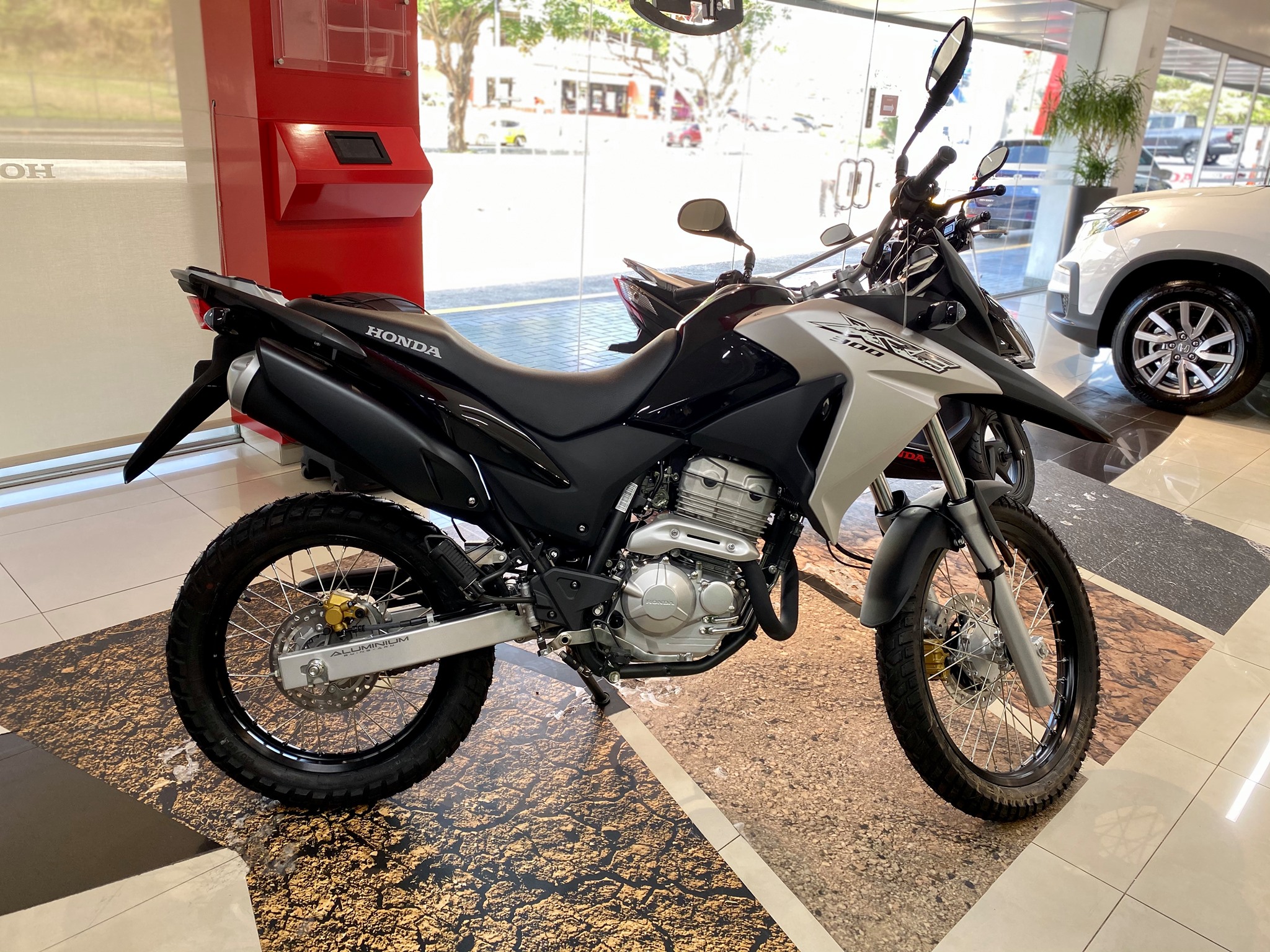 Honda - #XRE300, potencia en todo terreno.
