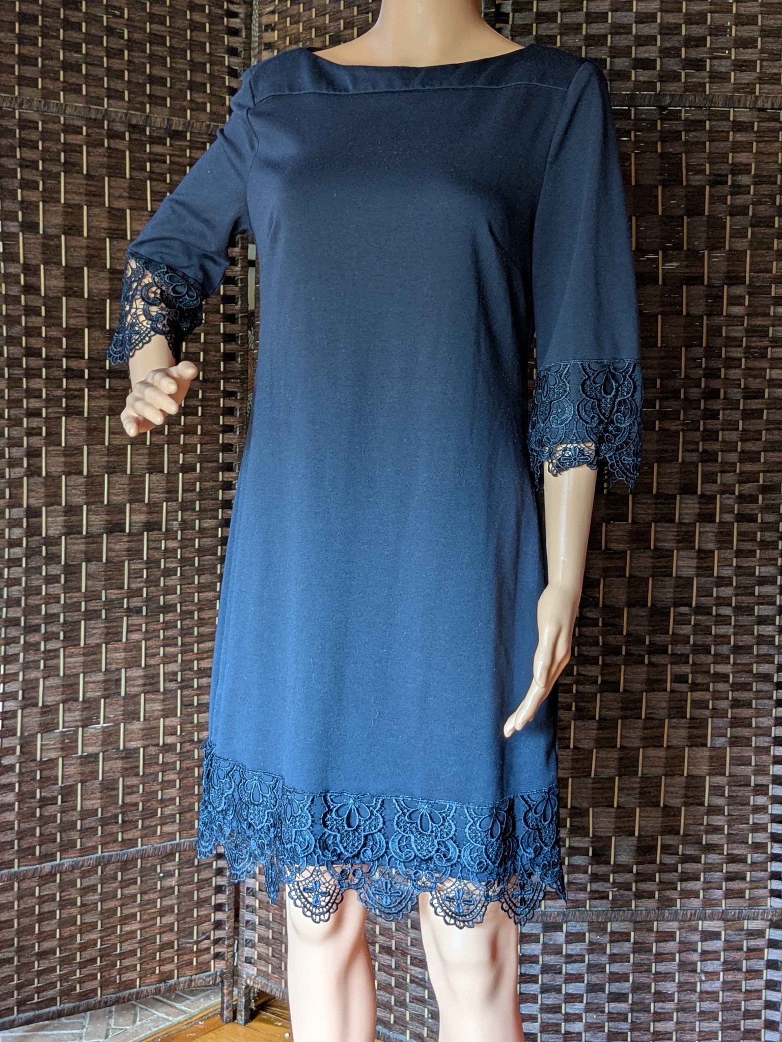 🌿Beautiful Beige by ECI navy dress featuring gorgeous intricate lace detailing. Beige by ECI is a dress line from ECI New York, a fashion company established in New York in 1990. 💙